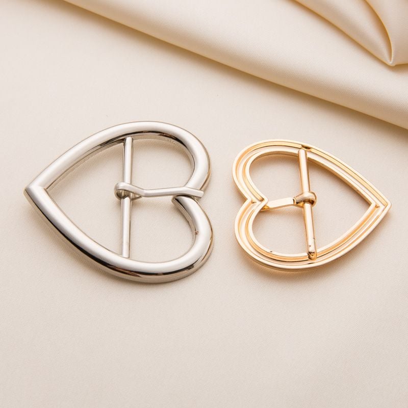 Heart-shaped metal decorative buckle