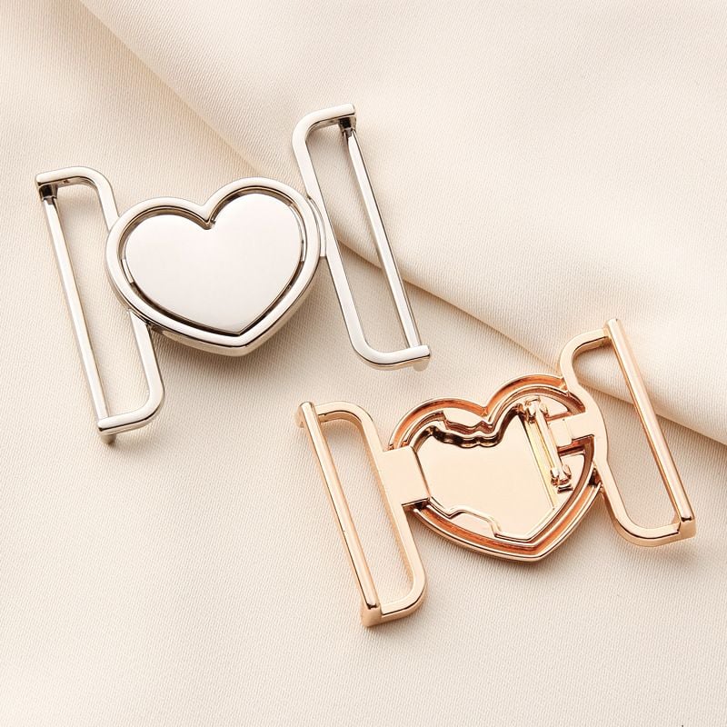 Metal heart-shaped decorative buckle