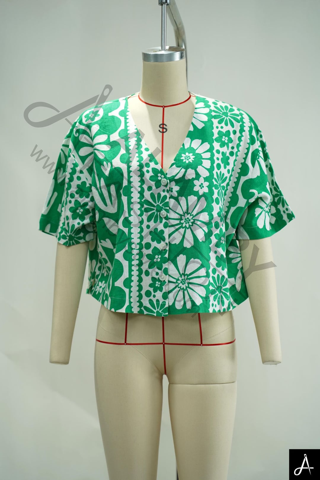 Cropped flutter‑sleeve printed blouse