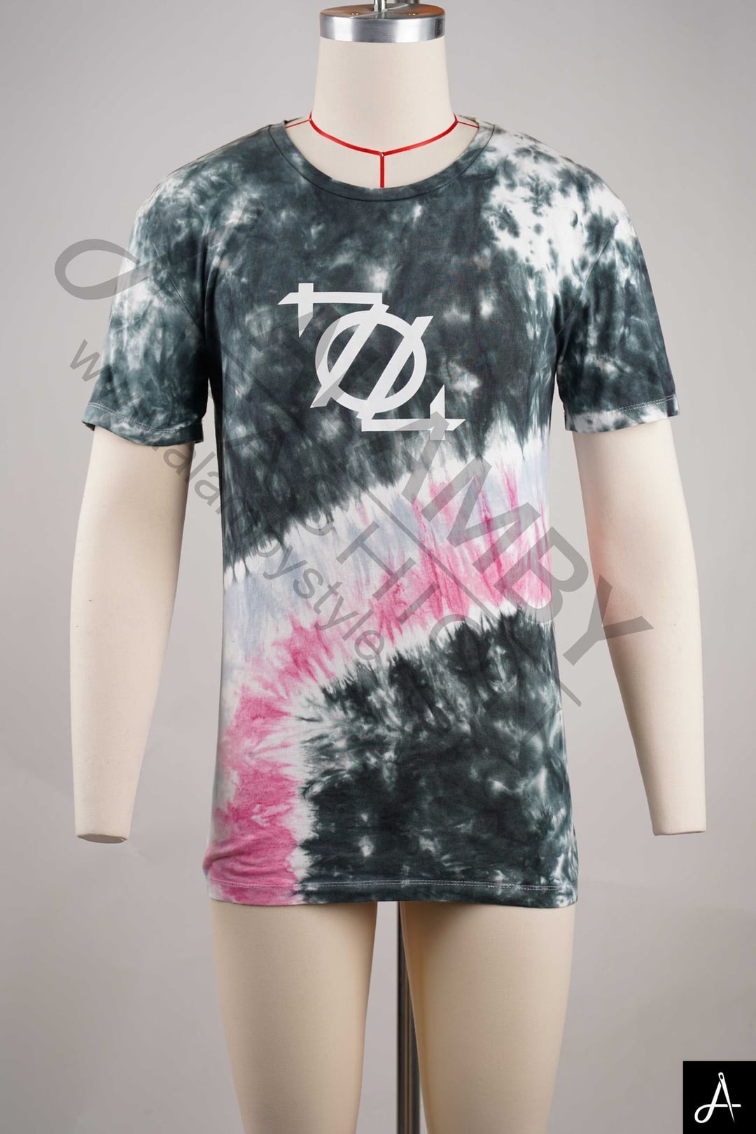  crew-neck short-sleeve T-shirt with a gradient dip-dye effect