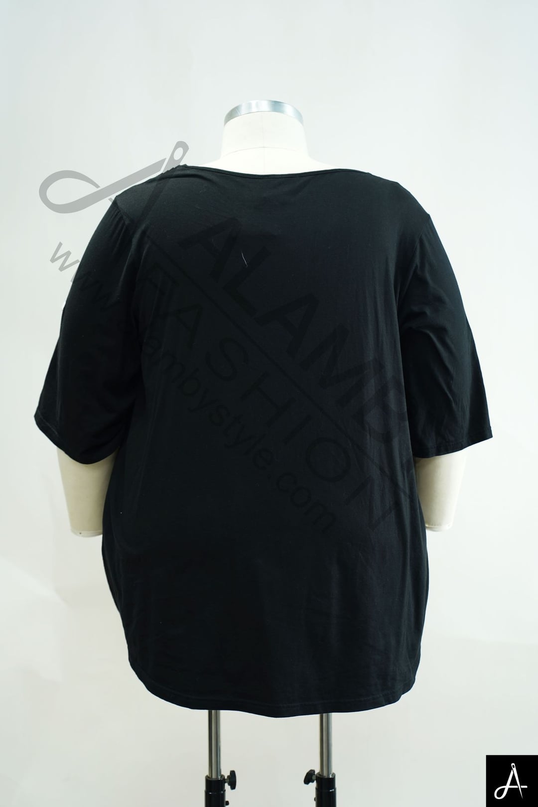 Solid Black V-Neck 3/4 Sleeve Top