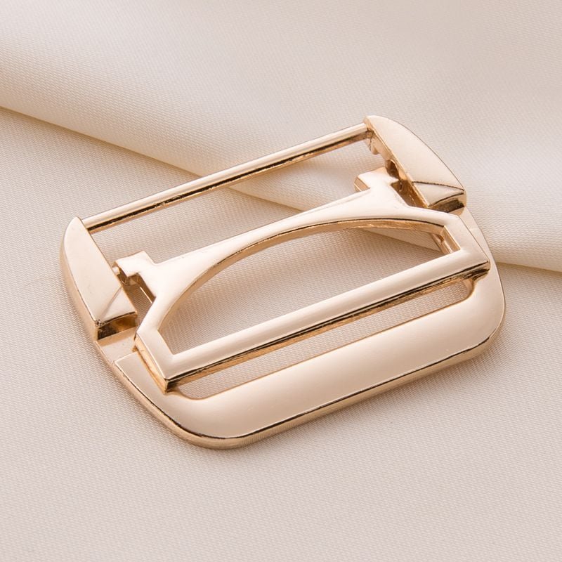 Adjustable anti-slip shoulder strap buckle