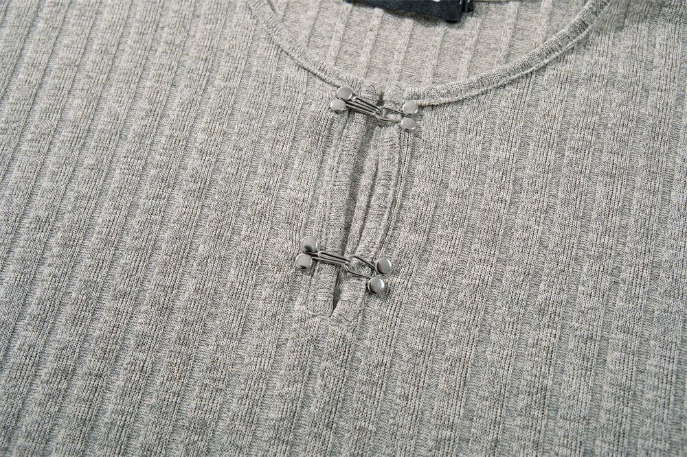 Men's loose crew neck T-shirt with half placket and metal button design