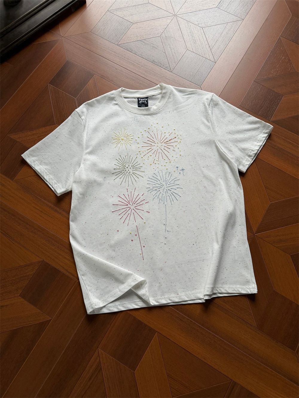 Men's casual short-sleeve T-shirt with firework embroidery design