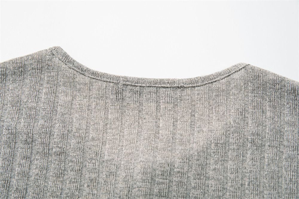 Men's loose crew neck T-shirt with half placket and metal button design