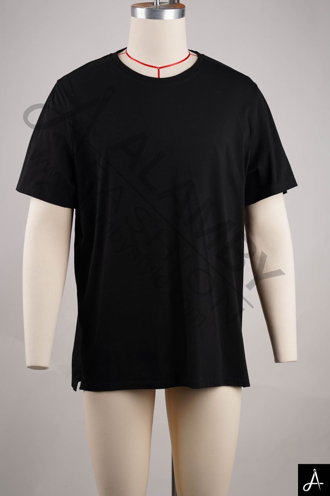 plain black crew-neck T-shirt / solid black basic tee